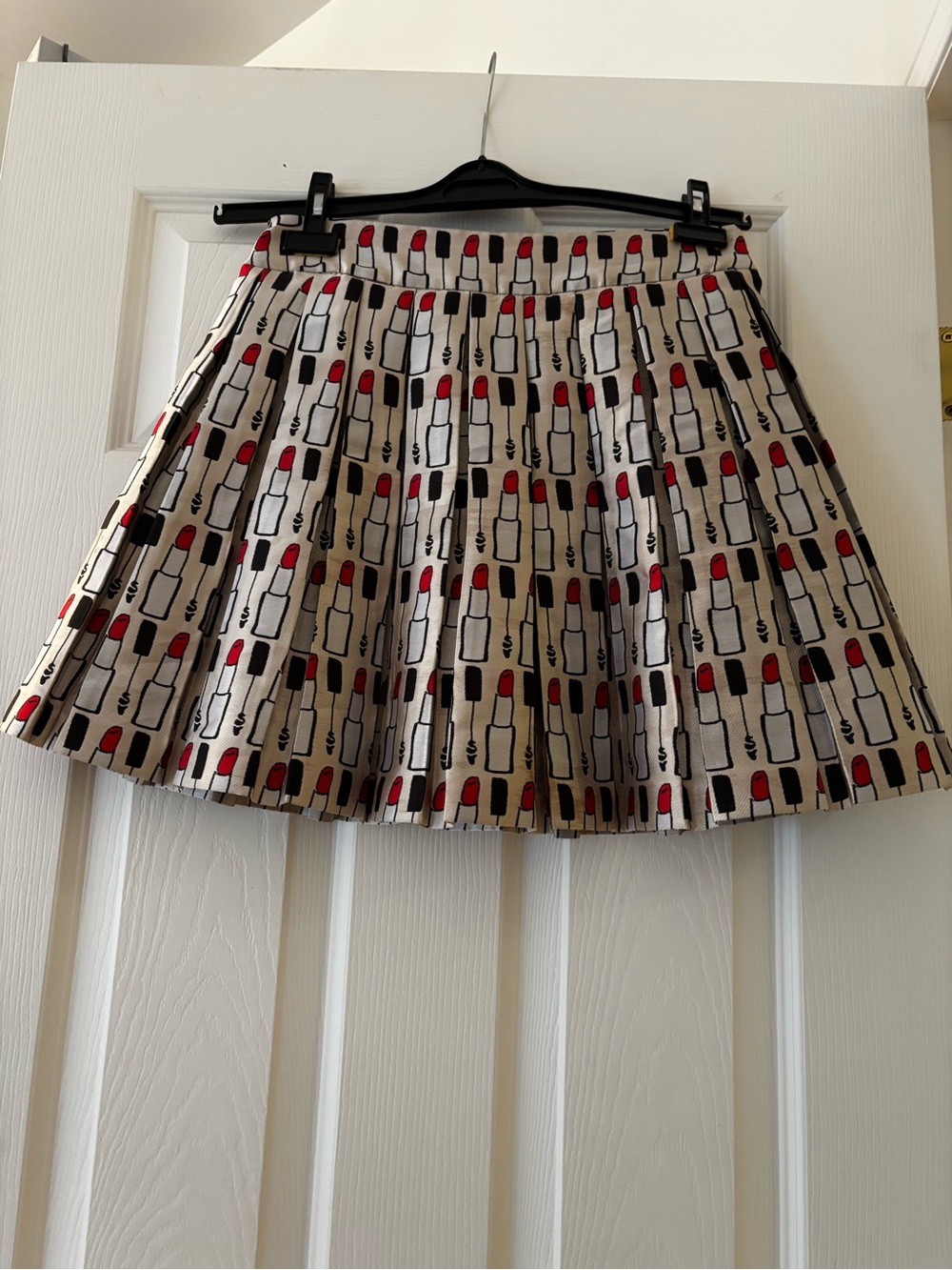 Alice + Olivia Beige Pleated Mini Skirt with Red & Black Lipstick Motif